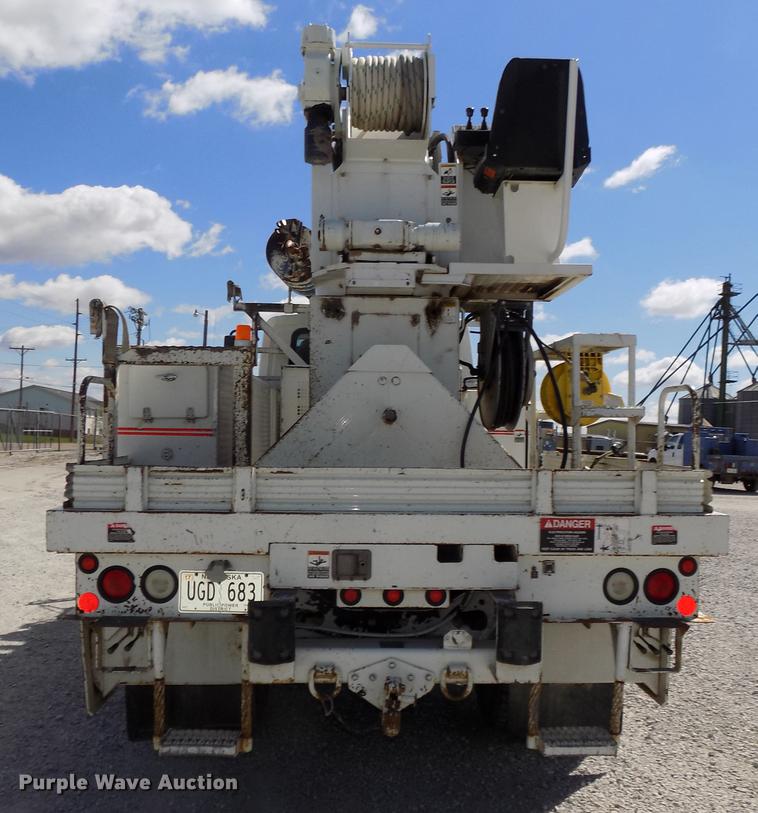 image for item DE7664 2003 International 7400 digger derrick truck