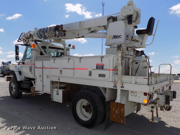image for item DE7664 2003 International 7400 digger derrick truck