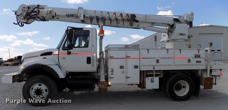 image for item DE7664 2003 International 7400 digger derrick truck