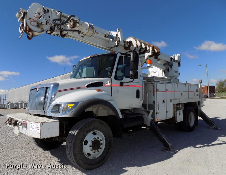 image for item DE7664 2003 International 7400 digger derrick truck