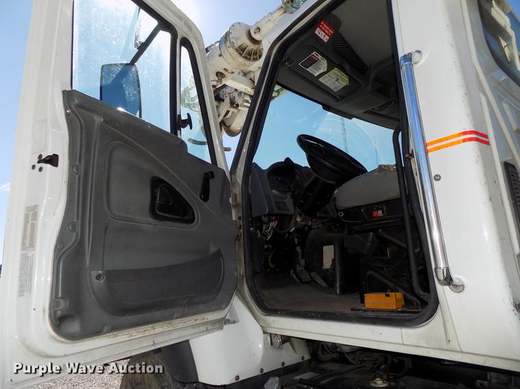 image for item DE7664 2003 International 7400 digger derrick truck