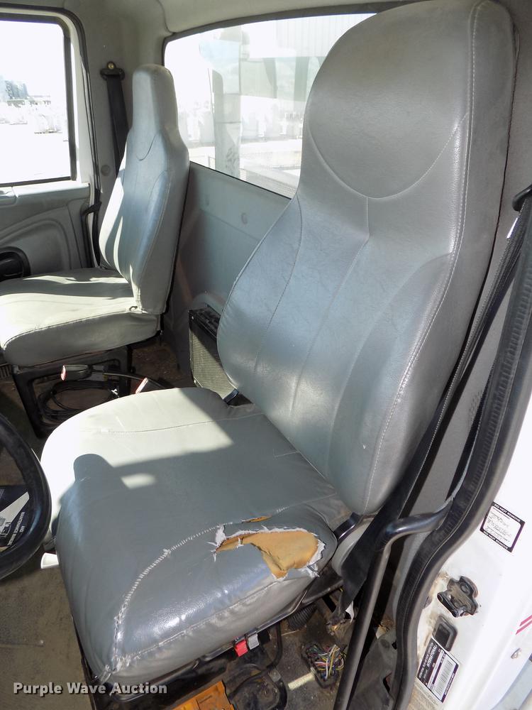 image for item DE7664 2003 International 7400 digger derrick truck