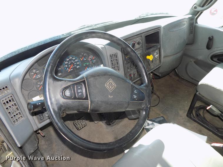 image for item DE7664 2003 International 7400 digger derrick truck