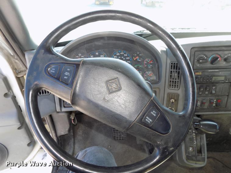 image for item DE7664 2003 International 7400 digger derrick truck