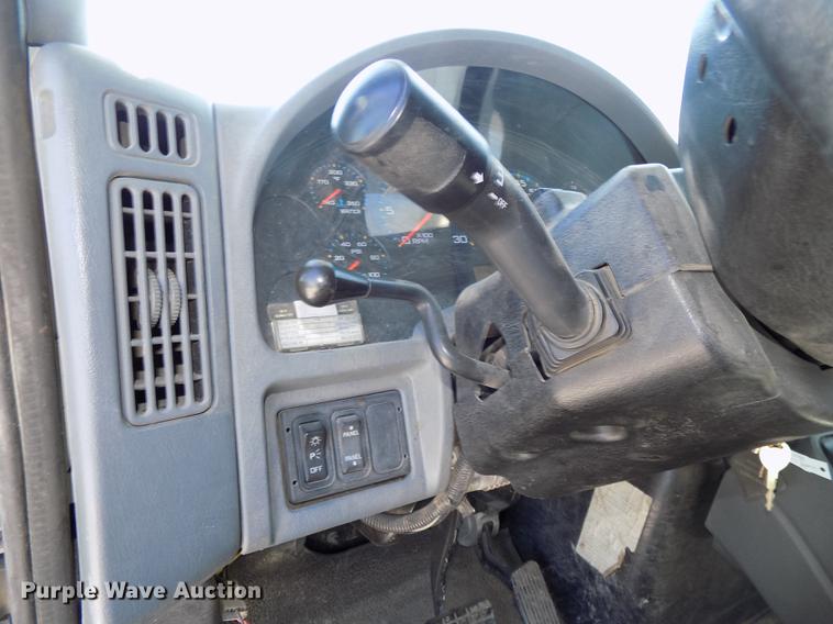 image for item DE7664 2003 International 7400 digger derrick truck