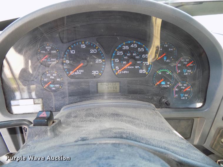 image for item DE7664 2003 International 7400 digger derrick truck