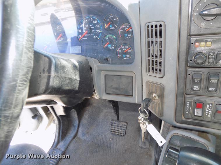 image for item DE7664 2003 International 7400 digger derrick truck