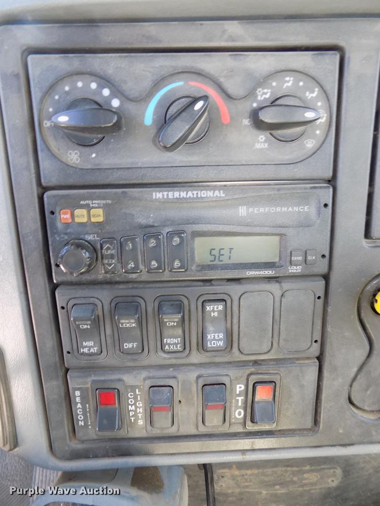 image for item DE7664 2003 International 7400 digger derrick truck