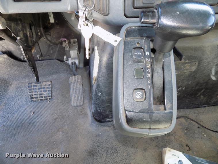 image for item DE7664 2003 International 7400 digger derrick truck