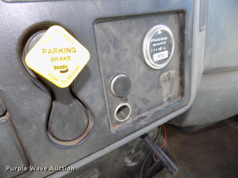 image for item DE7664 2003 International 7400 digger derrick truck