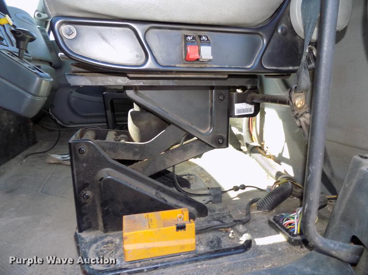 image for item DE7664 2003 International 7400 digger derrick truck