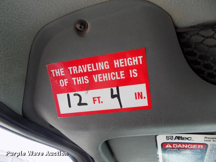 image for item DE7664 2003 International 7400 digger derrick truck