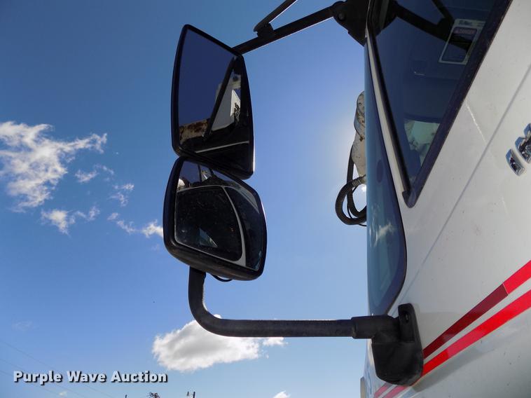 image for item DE7664 2003 International 7400 digger derrick truck