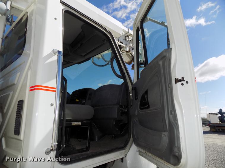 image for item DE7664 2003 International 7400 digger derrick truck