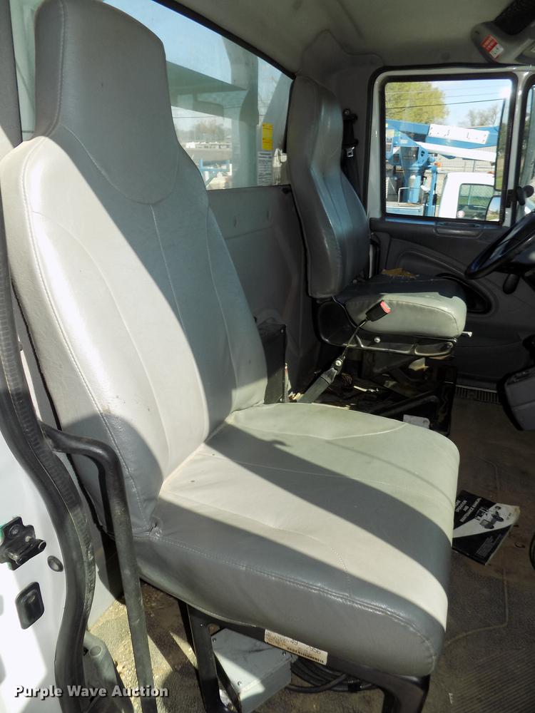 image for item DE7664 2003 International 7400 digger derrick truck