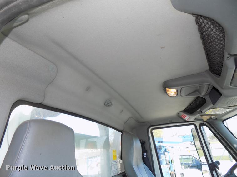 image for item DE7664 2003 International 7400 digger derrick truck