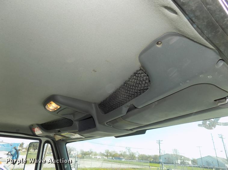 image for item DE7664 2003 International 7400 digger derrick truck