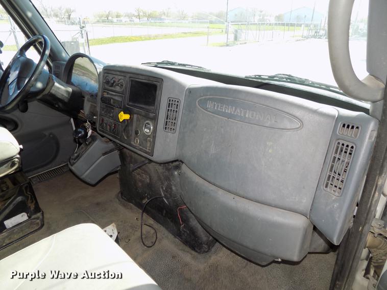 image for item DE7664 2003 International 7400 digger derrick truck