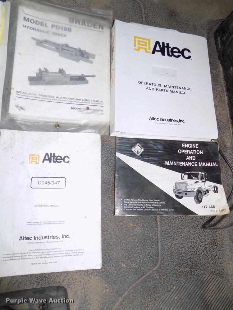 image for item DE7664 2003 International 7400 digger derrick truck