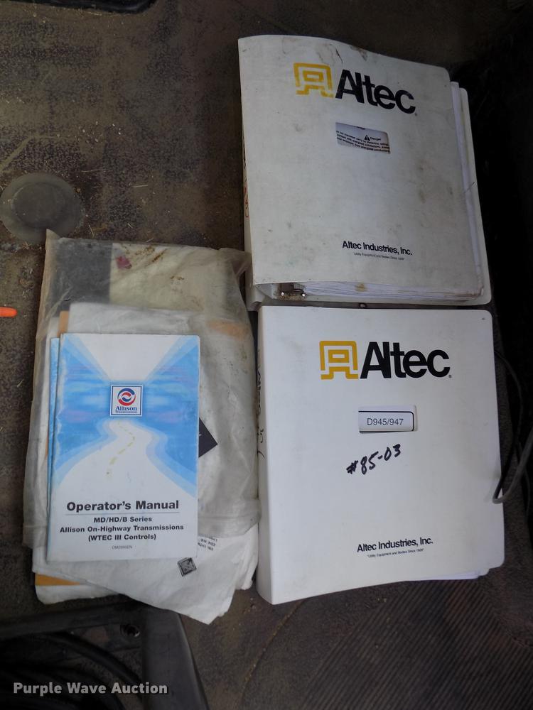 image for item DE7664 2003 International 7400 digger derrick truck