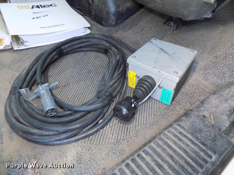 image for item DE7664 2003 International 7400 digger derrick truck