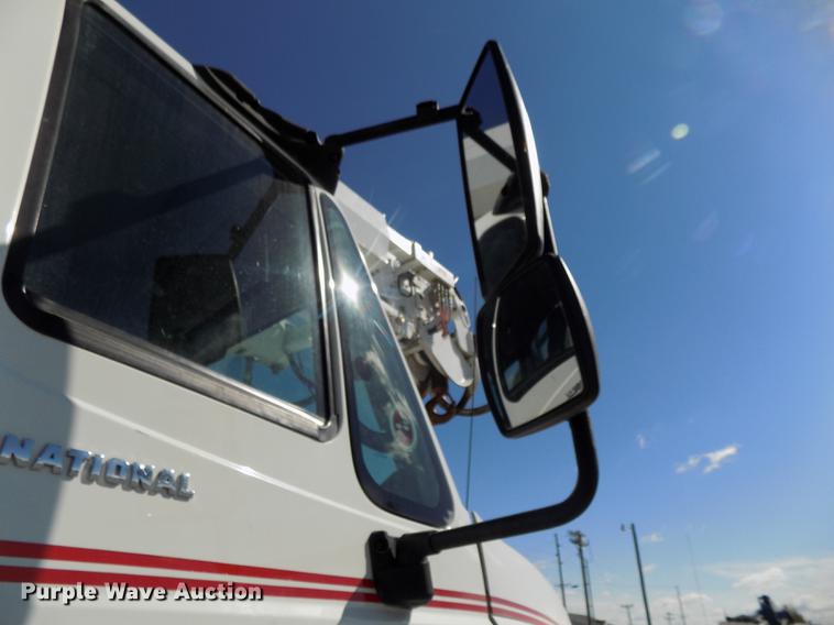 image for item DE7664 2003 International 7400 digger derrick truck