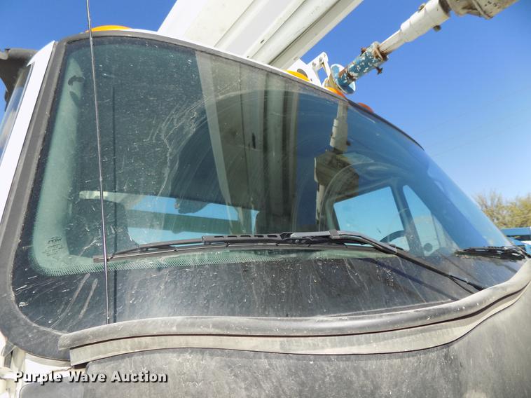 image for item DE7664 2003 International 7400 digger derrick truck