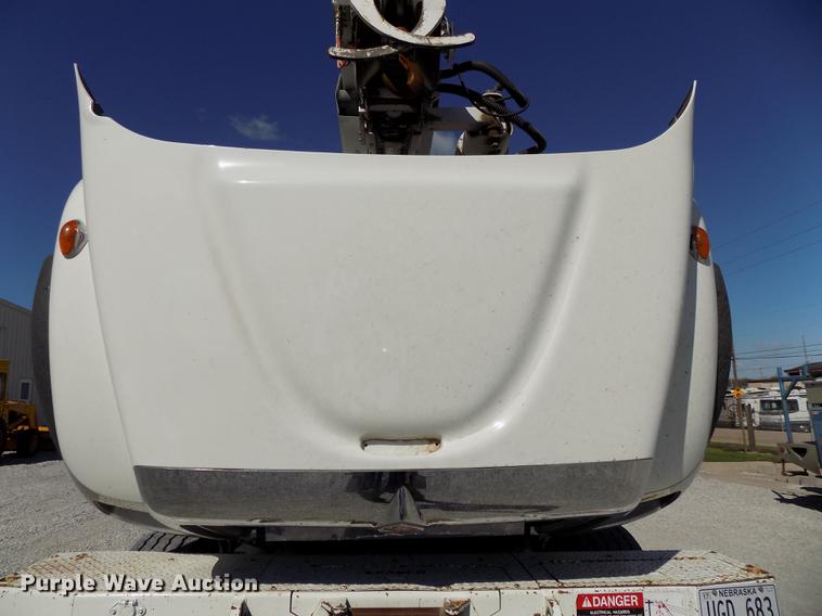 image for item DE7664 2003 International 7400 digger derrick truck