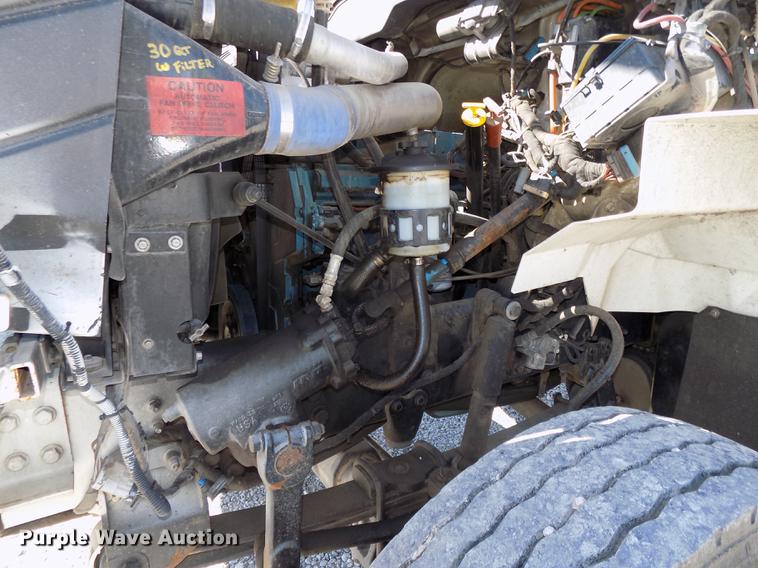 image for item DE7664 2003 International 7400 digger derrick truck