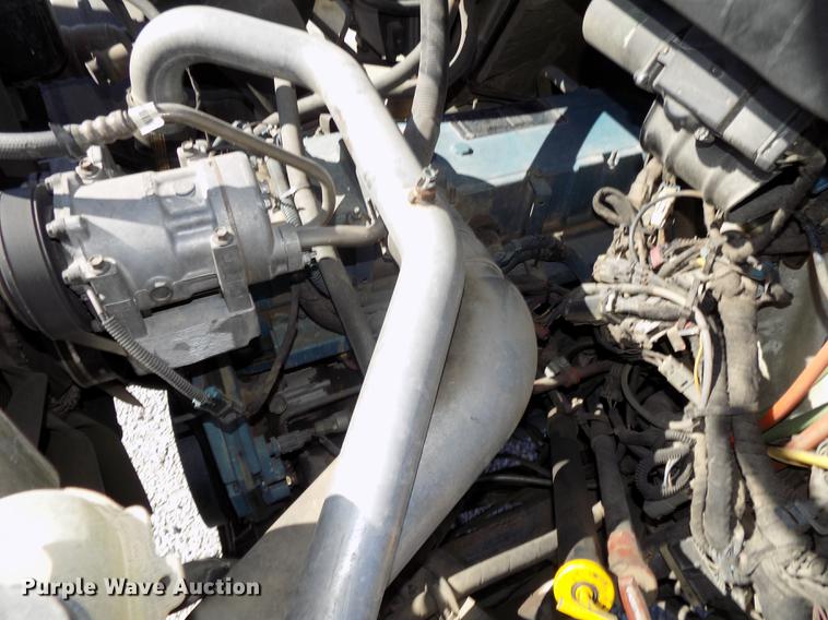 image for item DE7664 2003 International 7400 digger derrick truck