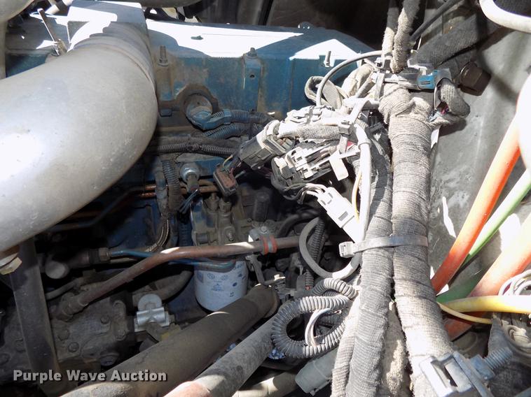 image for item DE7664 2003 International 7400 digger derrick truck