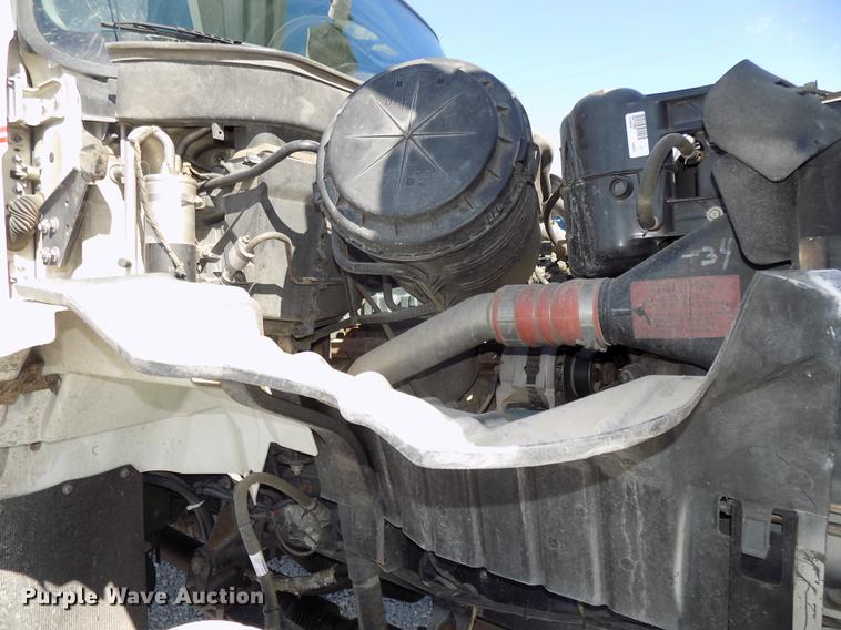 image for item DE7664 2003 International 7400 digger derrick truck