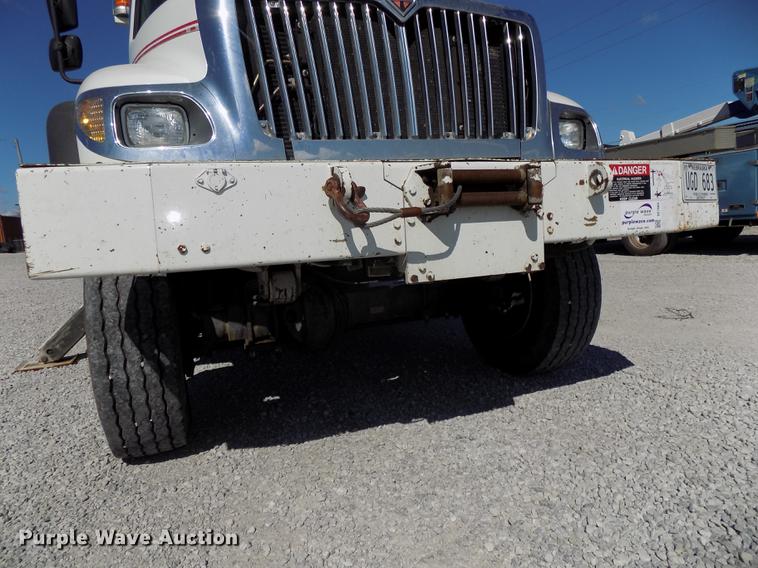 image for item DE7664 2003 International 7400 digger derrick truck