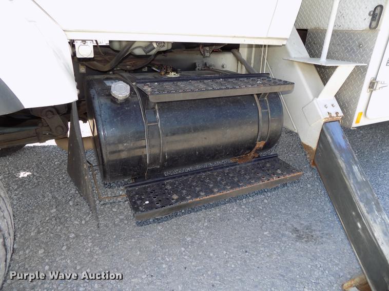 image for item DE7664 2003 International 7400 digger derrick truck