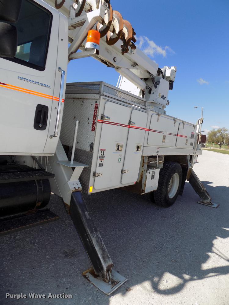 image for item DE7664 2003 International 7400 digger derrick truck