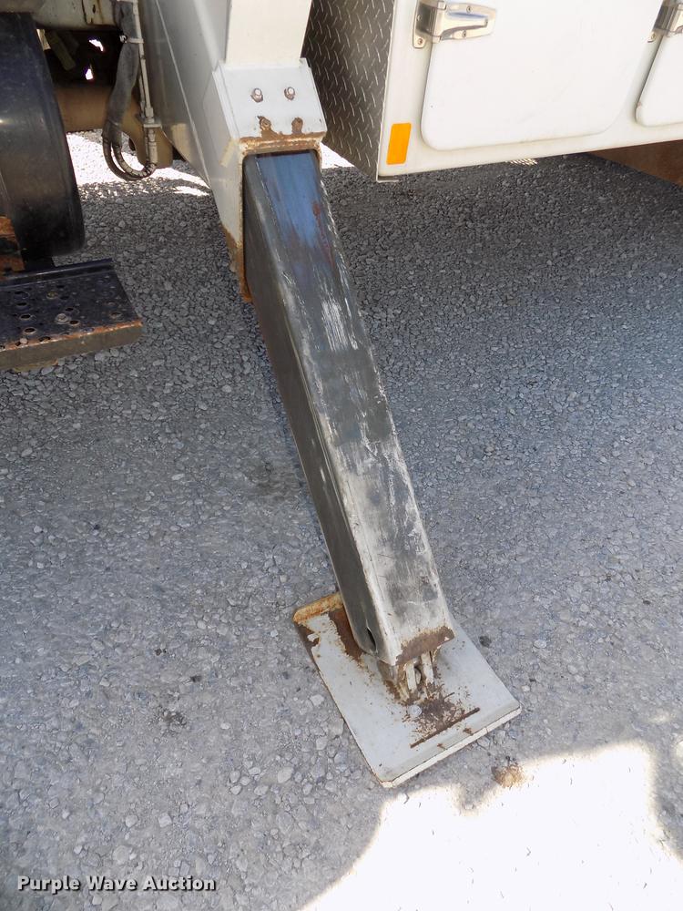 image for item DE7664 2003 International 7400 digger derrick truck