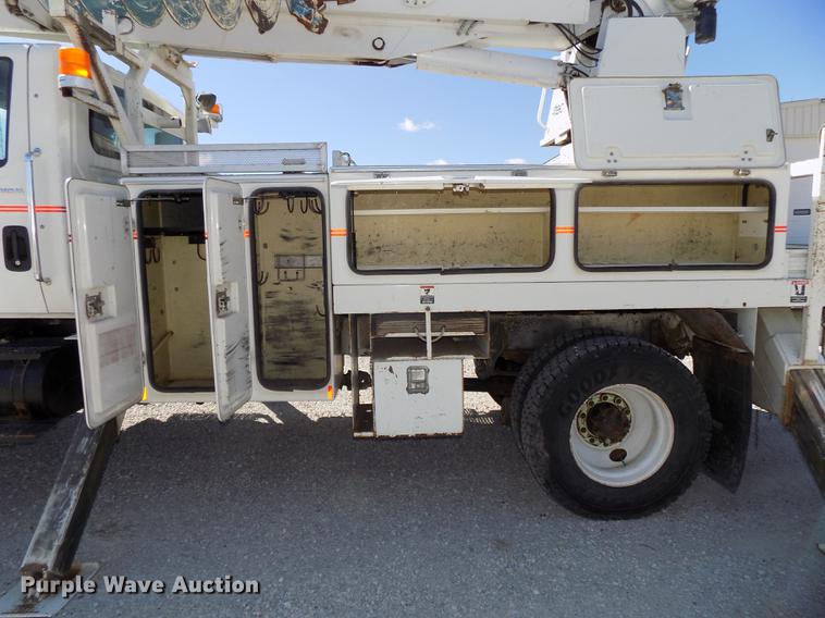 image for item DE7664 2003 International 7400 digger derrick truck