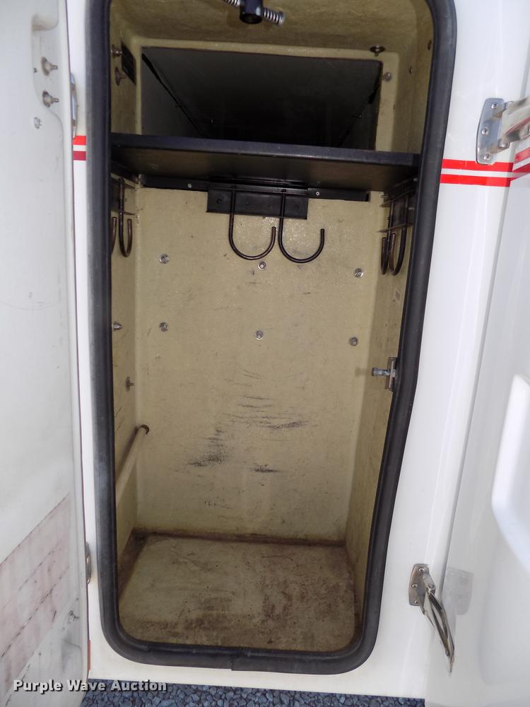 image for item DE7664 2003 International 7400 digger derrick truck