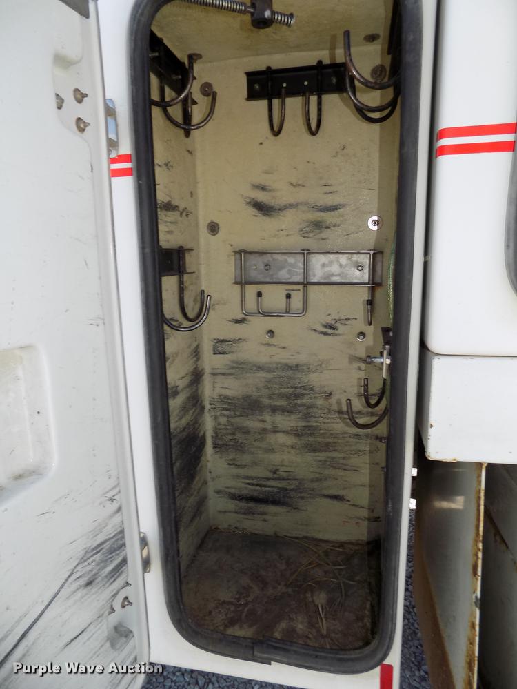 image for item DE7664 2003 International 7400 digger derrick truck