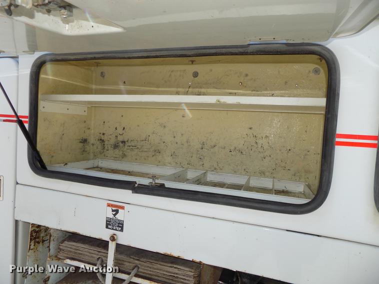 image for item DE7664 2003 International 7400 digger derrick truck