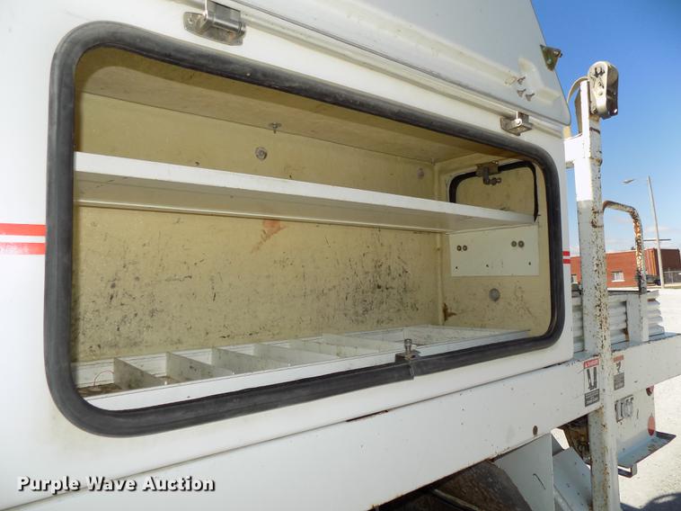 image for item DE7664 2003 International 7400 digger derrick truck