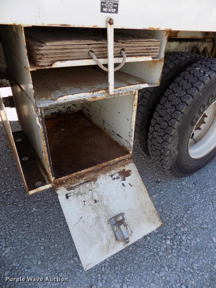 image for item DE7664 2003 International 7400 digger derrick truck