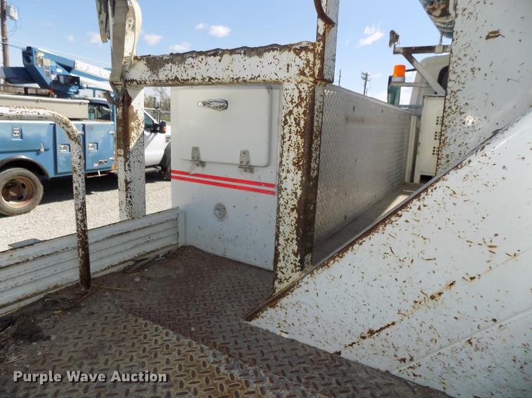 image for item DE7664 2003 International 7400 digger derrick truck