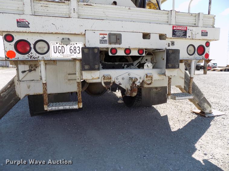 image for item DE7664 2003 International 7400 digger derrick truck