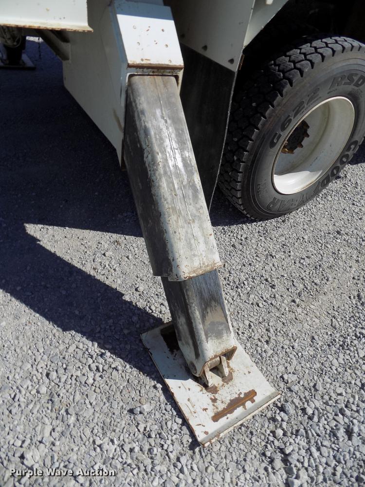 image for item DE7664 2003 International 7400 digger derrick truck