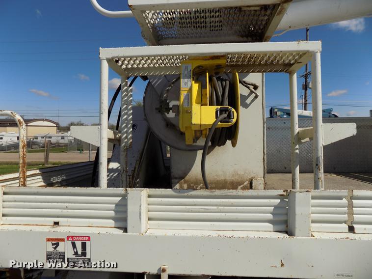 image for item DE7664 2003 International 7400 digger derrick truck