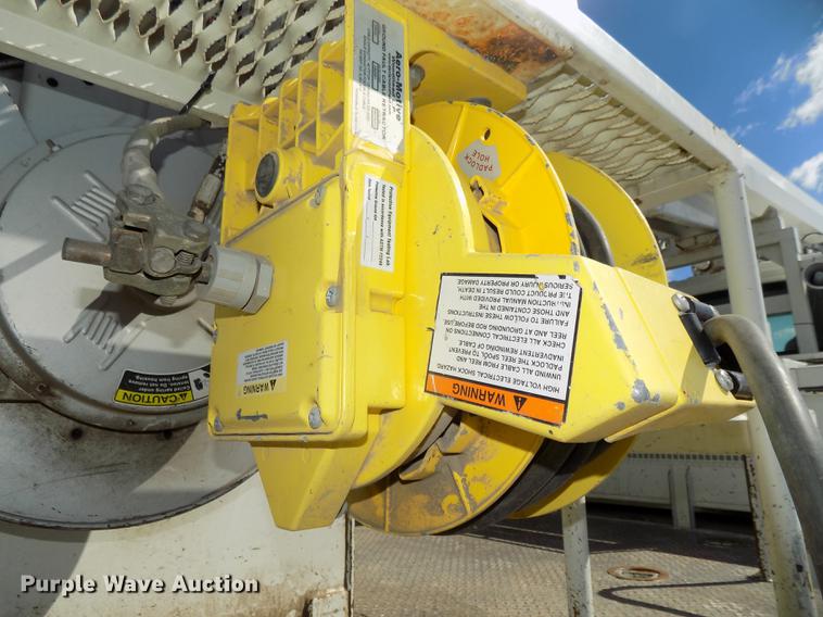 image for item DE7664 2003 International 7400 digger derrick truck