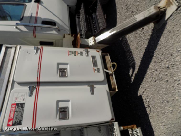 image for item DE7664 2003 International 7400 digger derrick truck