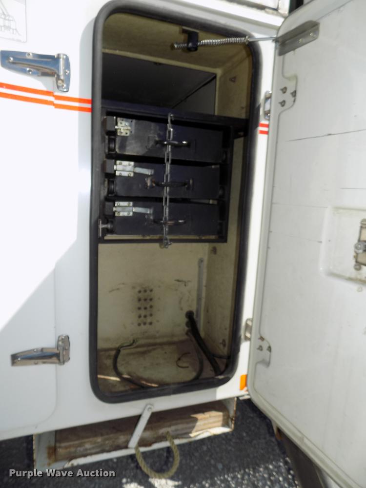 image for item DE7664 2003 International 7400 digger derrick truck