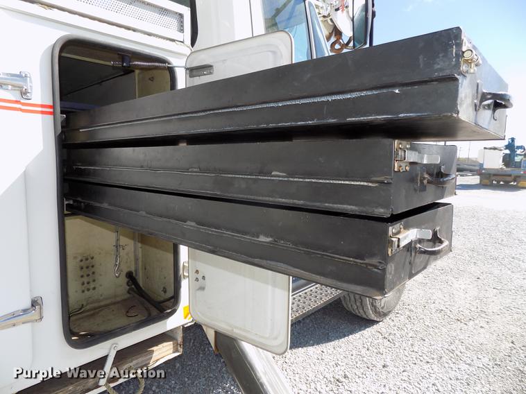 image for item DE7664 2003 International 7400 digger derrick truck